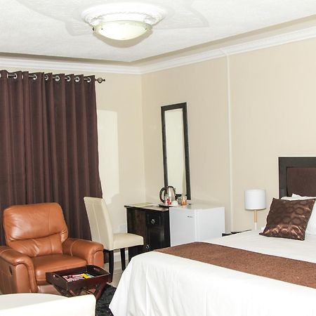 Streets Of Gold Guest House Габороне Екстериор снимка